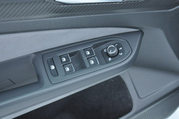 Volkswagen Golf 1.5 eTSI 150KM DSG R-line Kamera Ambiente MatrixLed 1wł SalonPL Gwar. zdjęcie 13