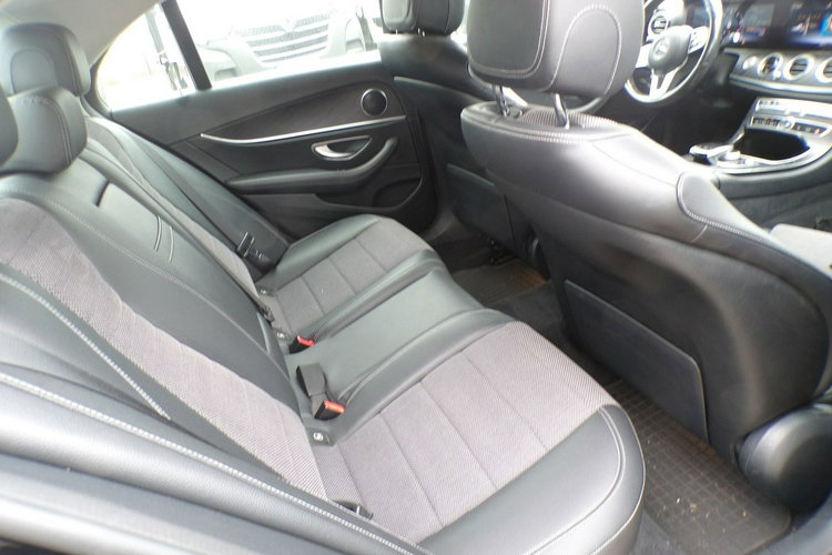 E 220 MERCEDES -benz E 220 D 4 MATIC polski salon zdjęcie 6