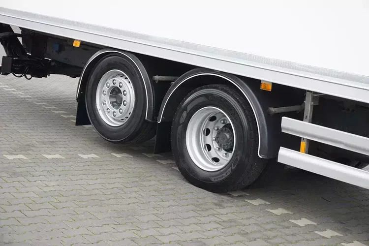 Volvo FM / 330 / E 6 / CHŁODNIA + WINDA / 23 PALETY / OŚ SKRĘTNA / DŁ 9.4 M zdjęcie 22