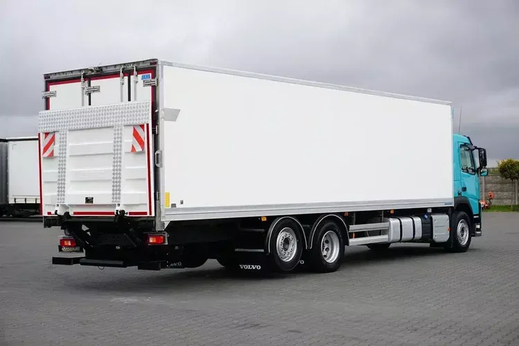 Volvo FM / 330 / E 6 / CHŁODNIA + WINDA / 23 PALETY / OŚ SKRĘTNA / DŁ 9.4 M zdjęcie 5