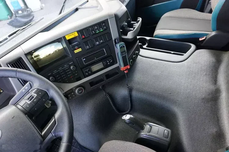 Volvo FM / 330 / E 6 / CHŁODNIA + WINDA / 23 PALETY / OŚ SKRĘTNA / DŁ 9.4 M zdjęcie 9