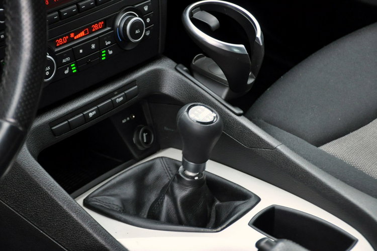 BMW X1 2.0d(163KM) Bi-Xenon Ringi Klimatronik Welur Reling Chrom Alu17"ASO zdjęcie 32