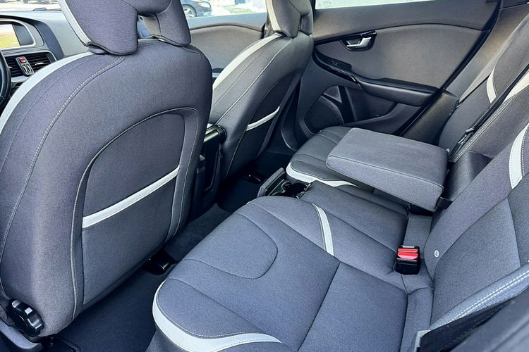 Volvo V40 2019r Full LED Navi BLIS Aktywny Tempomat Gwarancja zdjęcie 12