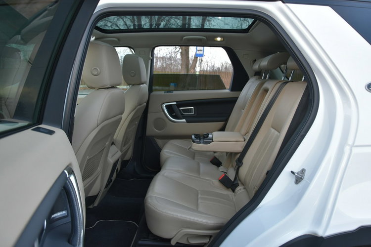 Land Rover Discovery Sport HSE 2.0 BENZYNA 241KM XI.2016r. SALON 4x4 7os. Skóra Kamera Panorama zdjęcie 16