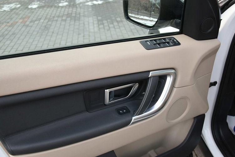 Land Rover Discovery Sport HSE 2.0 BENZYNA 241KM XI.2016r. SALON 4x4 7os. Skóra Kamera Panorama zdjęcie 26