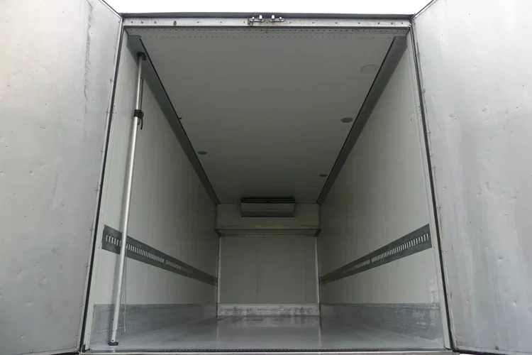 MAN TGA 26.400 6x2 / CHŁODNIA / / KABINA SYPIALNA / zdjęcie 17