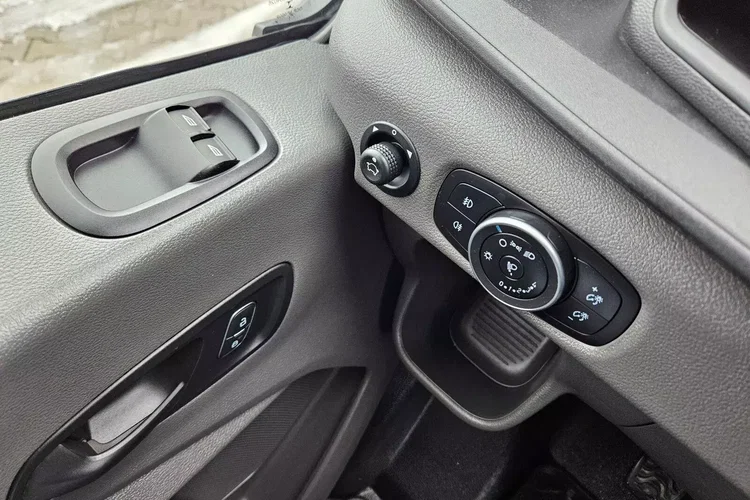 Ford transit DoKa 7 osób 79999zł NETTO 2.0TdCi/131KM zdjęcie 13