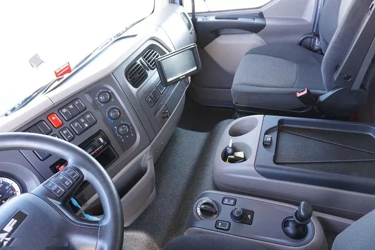 DAF LF / 260 / ACC / EURO 6 / CHŁODNIA + WINDA / MULTITEMPERATURA / 18 PALET zdjęcie 9