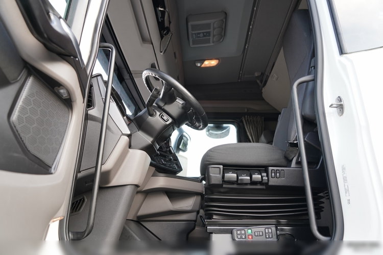 Scania S 450 / KLIMA POSTOJOWA / CAŁA NA PODUSZKACH / NAVI  zdjęcie 23