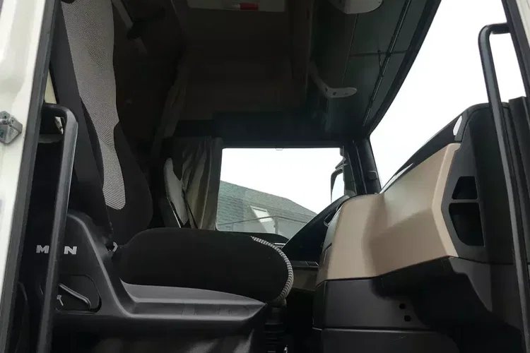 MAN TGX 26.460 / ZESTAW PRZEJAZDOWY / WINDA / KLIMA POSTOJOWA / zdjęcie 32