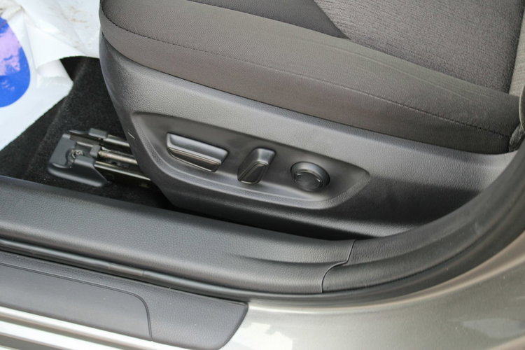 Toyota Camry 2.5 Hybrid e-CTV Comfort F-vat Kamera Gwarancja zdjęcie 15