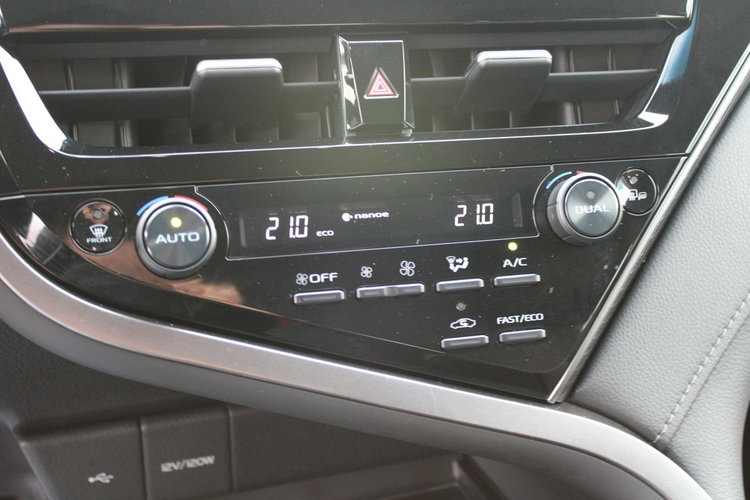 Toyota Camry 2.5 Hybrid e-CTV Comfort F-vat Kamera Gwarancja zdjęcie 23