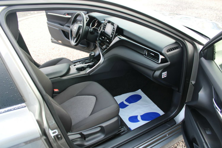 Toyota Camry 2.5 Hybrid e-CTV Comfort F-vat Kamera Gwarancja zdjęcie 28