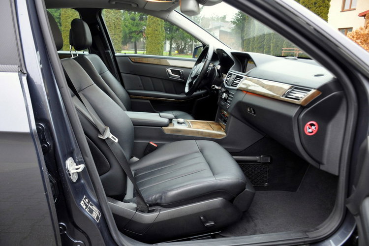 Mercedes E 350 3.0CDI(231KM) AMG Xenon Led Navi Parkt Skóry Szyber El.Fotel Alu18"ASO zdjęcie 17