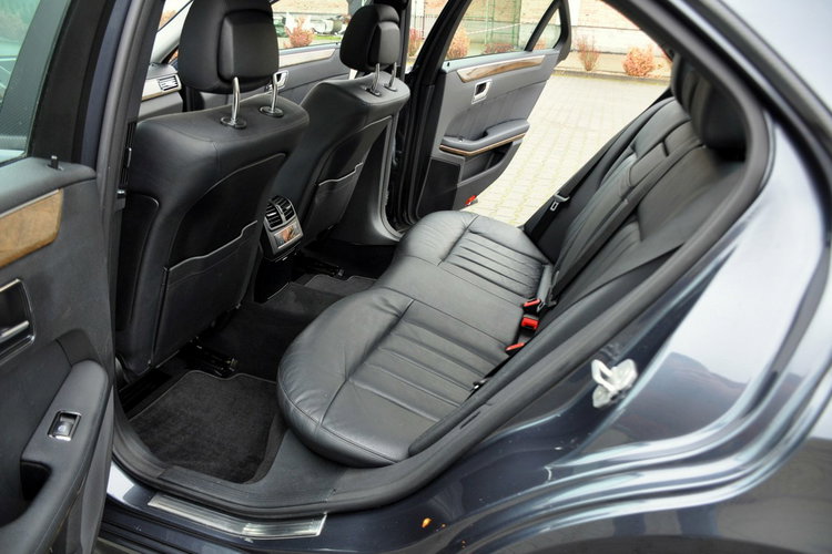 Mercedes E 350 3.0CDI(231KM) AMG Xenon Led Navi Parkt Skóry Szyber El.Fotel Alu18"ASO zdjęcie 22