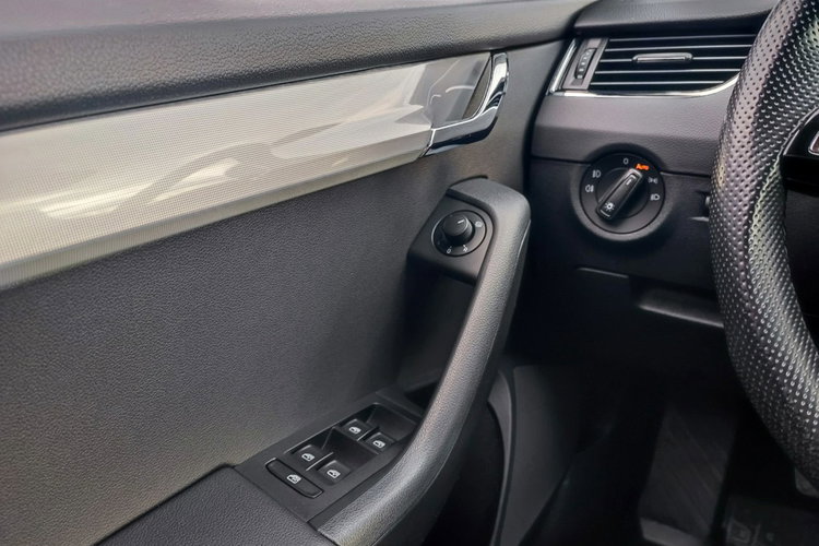 Skoda Octavia 1.6 TDI Ambition + serwis ASO zdjęcie 17