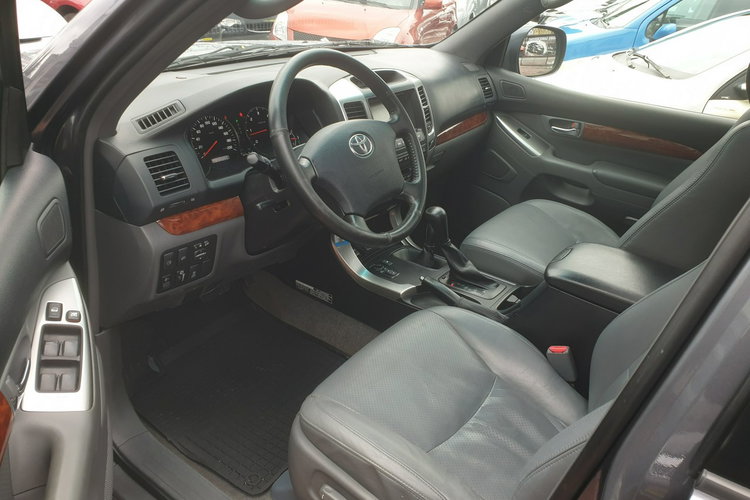 Toyota Land Cruiser 7 Osób. Wyciągarka. Navi. Oryginalne 200tys. km Doinwestowana. zdjęcie 10