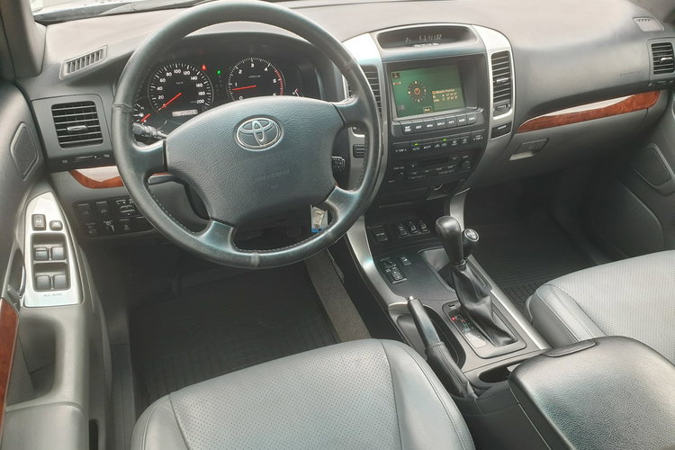 Toyota Land Cruiser 7 Osób. Wyciągarka. Navi. Oryginalne 200tys. km Doinwestowana. zdjęcie 19