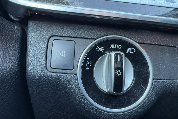 Mercedes E 250 LIFT, Ele bagażnik, Ele szyby, Ele lusterka, 2 kpl. kół, Roleta zdjęcie 17