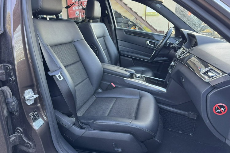 Mercedes E 250 LIFT, Ele bagażnik, Ele szyby, Ele lusterka, 2 kpl. kół, Roleta zdjęcie 27