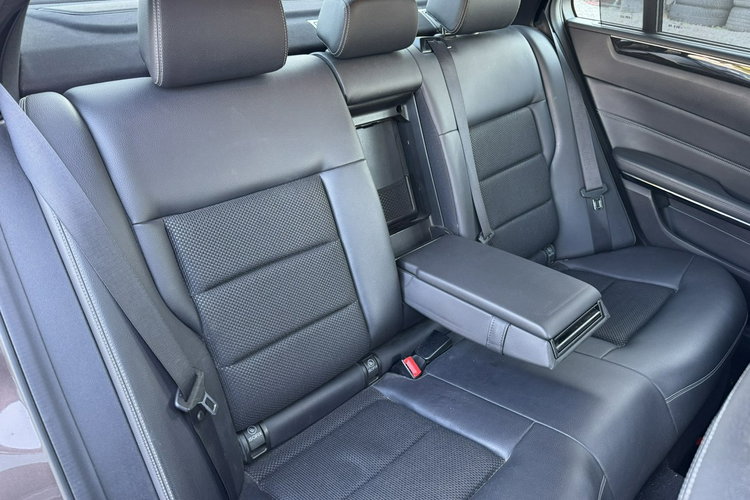 Mercedes E 250 LIFT, Ele bagażnik, Ele szyby, Ele lusterka, 2 kpl. kół, Roleta zdjęcie 28