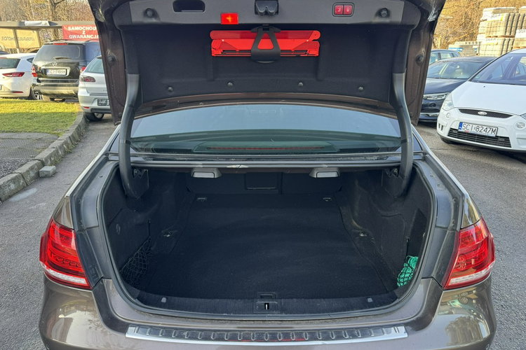 Mercedes E 250 LIFT, Ele bagażnik, Ele szyby, Ele lusterka, 2 kpl. kół, Roleta zdjęcie 30