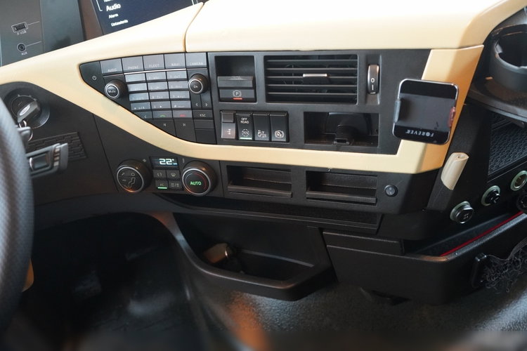 Volvo FH 460 / KLIMA POSTOJOWA   / STANDARD / I-SHIFT / zdjęcie 31