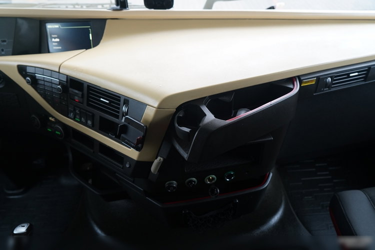 Volvo FH 460 / KLIMA POSTOJOWA   / STANDARD / I-SHIFT / zdjęcie 32