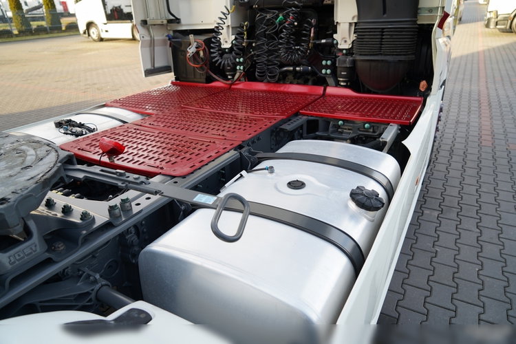 DAF XF 530 / RETARDER / KLIMA POSTOJOWA / SUPER SPACE CAB / CAŁA NA PODUSZKACH / OPONY 100%  / ALUFELGI   zdjęcie 16