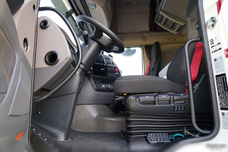 DAF XF 530 / RETARDER / KLIMA POSTOJOWA / SUPER SPACE CAB / CAŁA NA PODUSZKACH / OPONY 100%  / ALUFELGI   zdjęcie 23