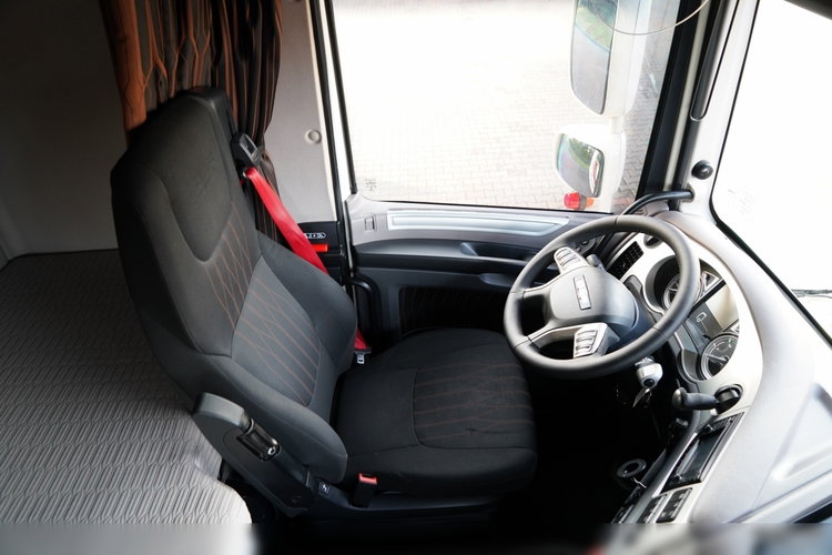DAF XF 530 / RETARDER / KLIMA POSTOJOWA / SUPER SPACE CAB / CAŁA NA PODUSZKACH / OPONY 100%  / ALUFELGI   zdjęcie 27