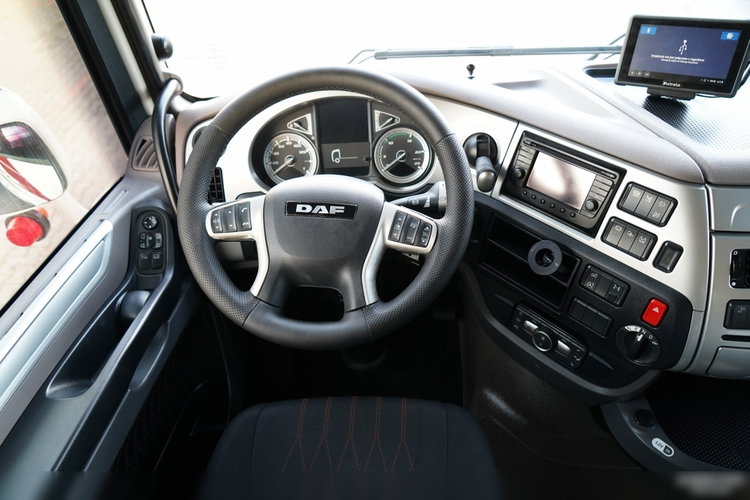 DAF XF 530 / RETARDER / KLIMA POSTOJOWA / SUPER SPACE CAB / CAŁA NA PODUSZKACH / OPONY 100%  / ALUFELGI   zdjęcie 29