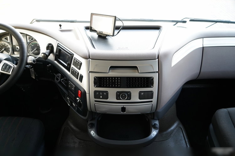 DAF XF 530 / RETARDER / KLIMA POSTOJOWA / SUPER SPACE CAB / CAŁA NA PODUSZKACH / OPONY 100%  / ALUFELGI   zdjęcie 31