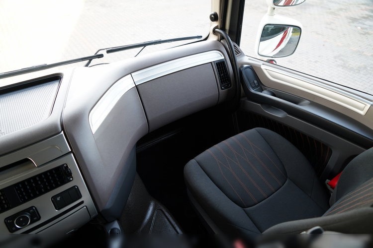 DAF XF 530 / RETARDER / KLIMA POSTOJOWA / SUPER SPACE CAB / CAŁA NA PODUSZKACH / OPONY 100%  / ALUFELGI   zdjęcie 32