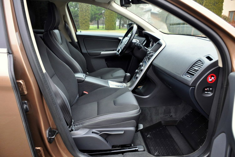 Volvo XC 60 2.0d(163KM) My Car Xenon Półskóry Parktronik Reling I Wł Alu17"ASO zdjęcie 17