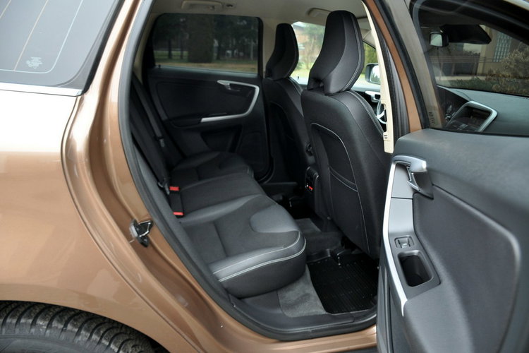 Volvo XC 60 2.0d(163KM) My Car Xenon Półskóry Parktronik Reling I Wł Alu17"ASO zdjęcie 19