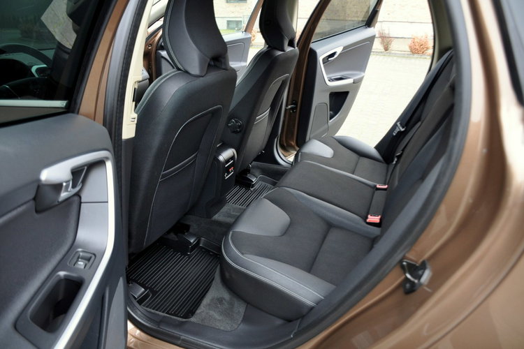 Volvo XC 60 2.0d(163KM) My Car Xenon Półskóry Parktronik Reling I Wł Alu17"ASO zdjęcie 21