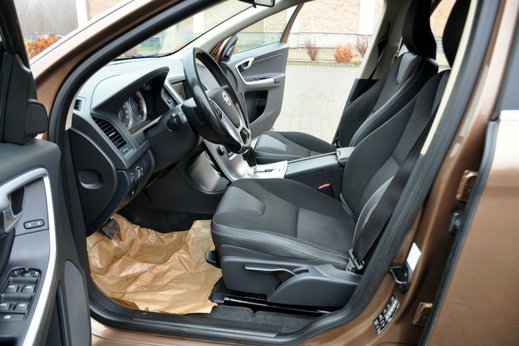 Volvo XC 60 2.0d(163KM) My Car Xenon Półskóry Parktronik Reling I Wł Alu17"ASO zdjęcie 22