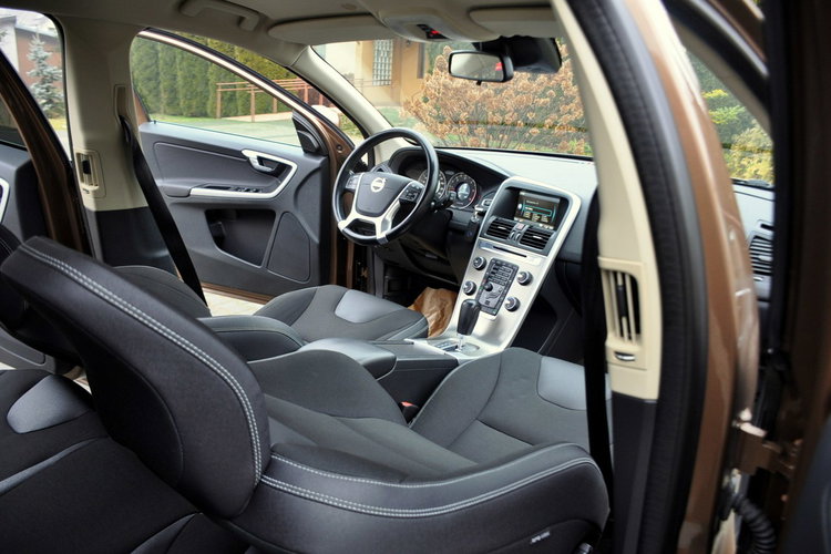 Volvo XC 60 2.0d(163KM) My Car Xenon Półskóry Parktronik Reling I Wł Alu17"ASO zdjęcie 24