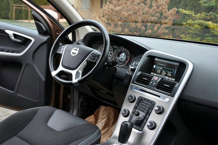 Volvo XC 60 2.0d(163KM) My Car Xenon Półskóry Parktronik Reling I Wł Alu17"ASO zdjęcie 26