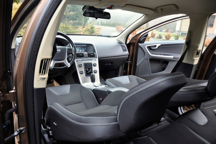 Volvo XC 60 2.0d(163KM) My Car Xenon Półskóry Parktronik Reling I Wł Alu17"ASO zdjęcie 28