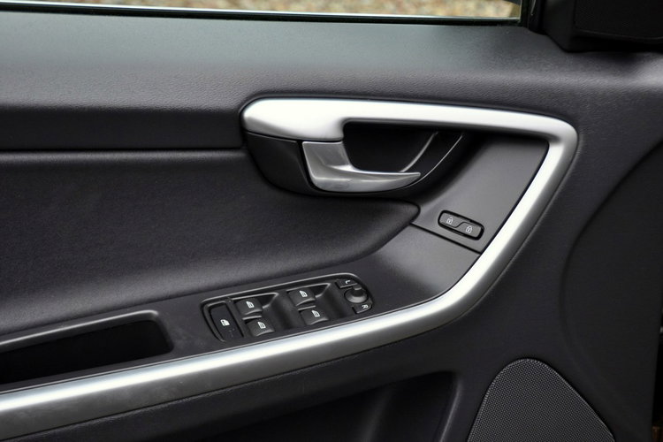 Volvo XC 60 2.0d(163KM) My Car Xenon Półskóry Parktronik Reling I Wł Alu17"ASO zdjęcie 38