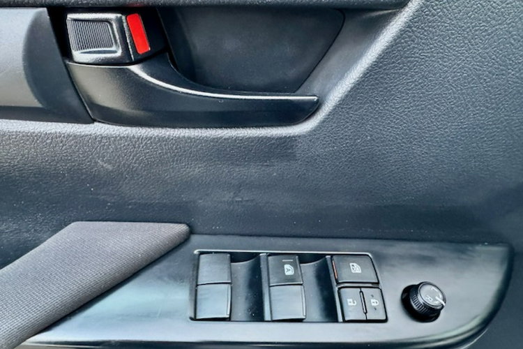 Toyota Hilux / SALON PL / 128 tys.km / 2.4-150KM / 4 x 4 / KLIMA / GWARANCJA zdjęcie 15