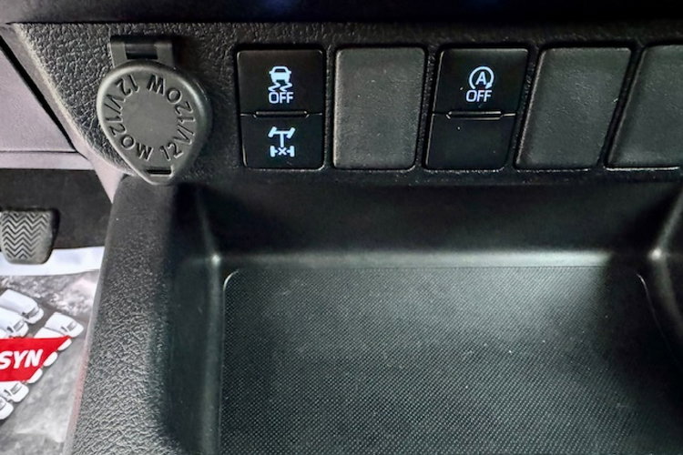 Toyota Hilux / SALON PL / 128 tys.km / 2.4-150KM / 4 x 4 / KLIMA / GWARANCJA zdjęcie 19