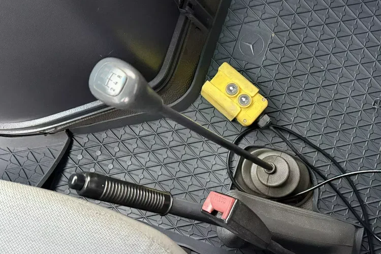 Mercedes MB 100 zdjęcie 25