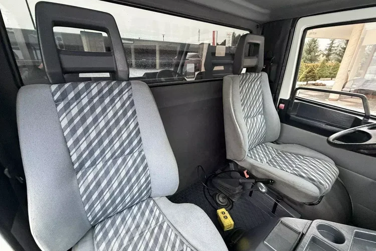 Mercedes MB 100 zdjęcie 29