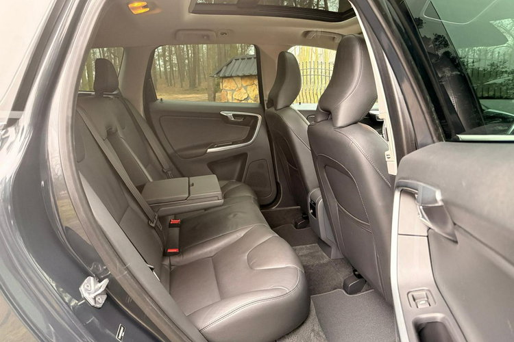 Volvo XC 60 2.0T5 245KM Automat 2015r. LED Skóra Panorama Blis Virtual Kamera zdjęcie 14