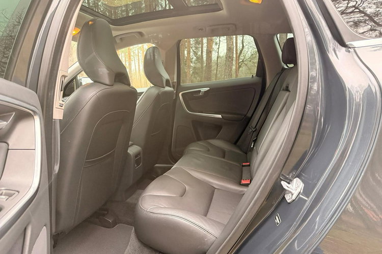 Volvo XC 60 2.0T5 245KM Automat 2015r. LED Skóra Panorama Blis Virtual Kamera zdjęcie 15
