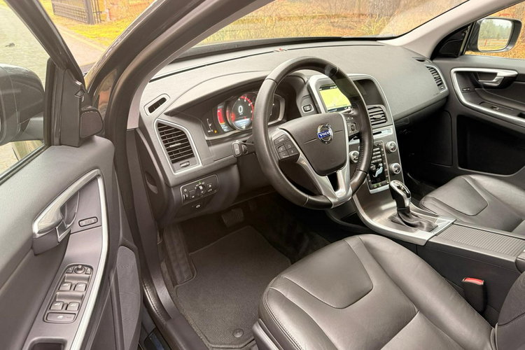 Volvo XC 60 2.0T5 245KM Automat 2015r. LED Skóra Panorama Blis Virtual Kamera zdjęcie 16