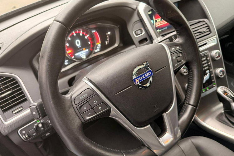 Volvo XC 60 2.0T5 245KM Automat 2015r. LED Skóra Panorama Blis Virtual Kamera zdjęcie 23